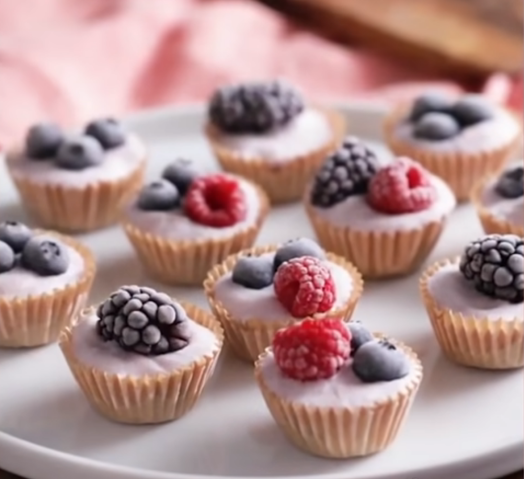 Cupcakes with berries Cupcakes with berries
